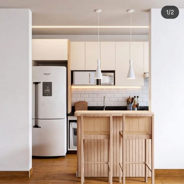 Cozinha integrada com bancada e revestimento metrô