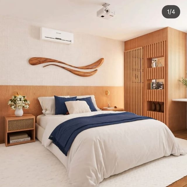Quarto com marcenaria ripada e cabeceira de madeira
